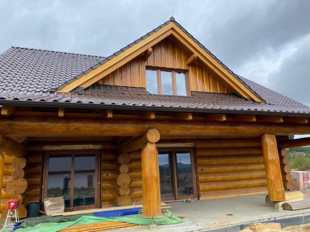 Fasády ze dřeva na moderním domě – estetické obklady domu ze dřeva, odolné a ekologické řešení pro každý exteriér.