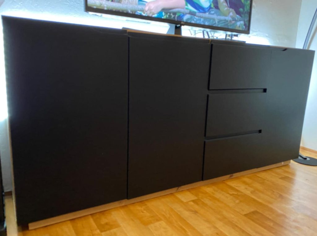 nábytek na míru vs seriová výroba