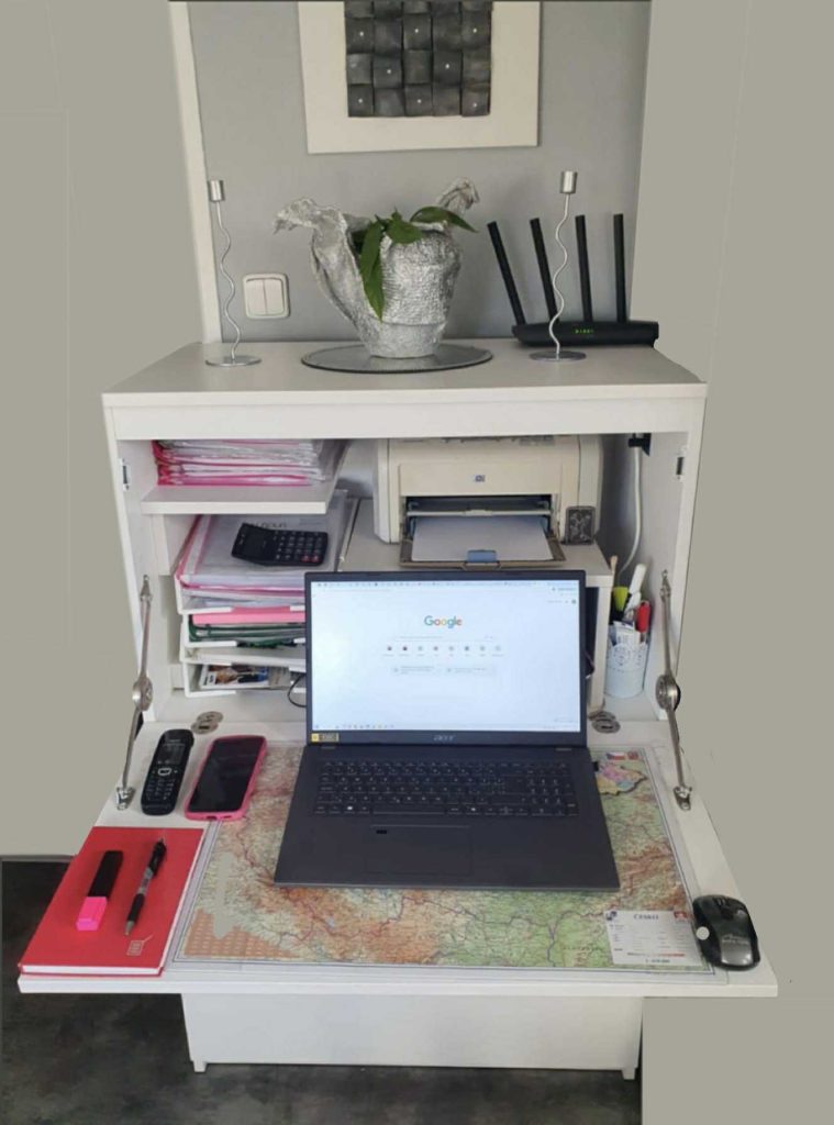 Kancelářský nábytek pro malé prostory z kvalitního dřeva.