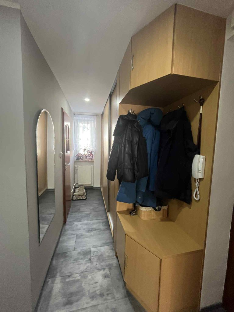 Vestavěná skříň na míru – maximální využití prostoru, elegantní design a praktické úložné řešení pro každý interiér."