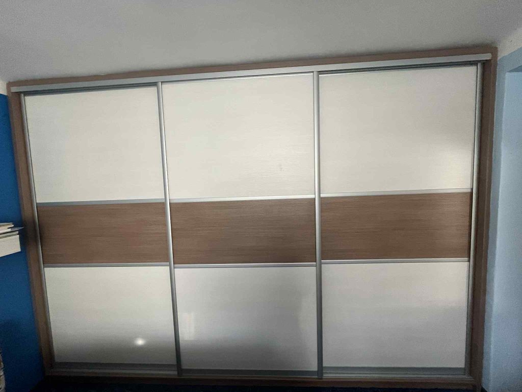 Moderní ložnice na míru elegantní a praktický nábytek na míru pro maximální komfort a útulnou atmosféru.