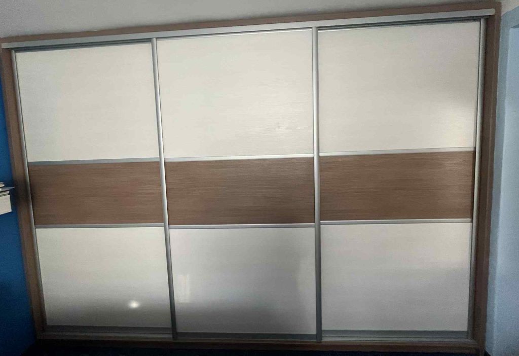 Vestavěná skříně na míru, úložné prostory na míru