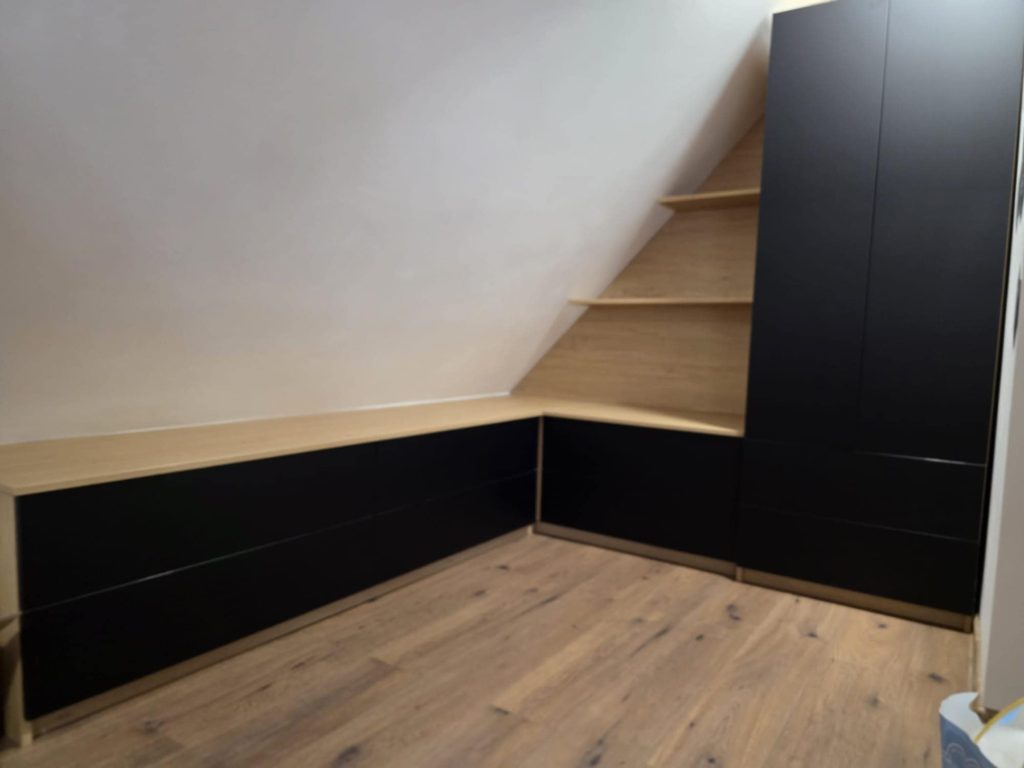 Vestavěné skříně na míru – praktický úložný systém kombinující police, zásuvky a moderní design