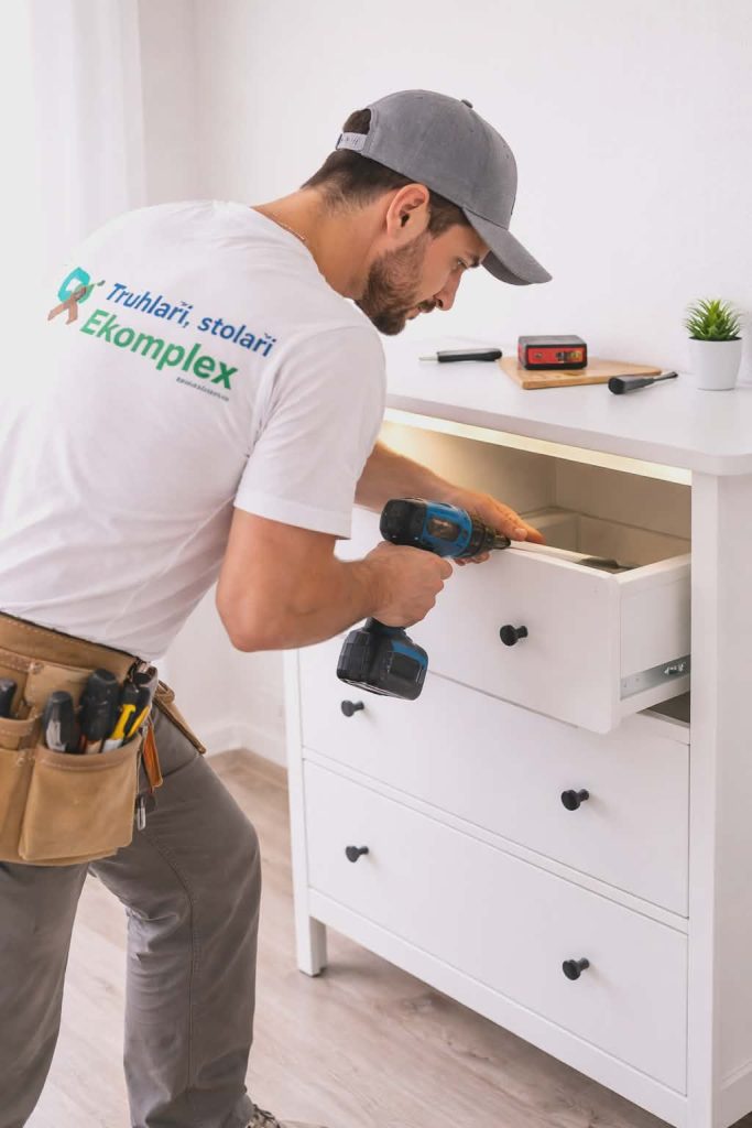 Elektroinstalace v nábytku, správné vedení kabelů.